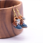 ゆらゆら揺れる小さな革ブーツのピアス｜チョコ×ネイビー