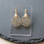 透かし ピアス mini パール / 上品 綺麗め 大人 おとな きれい お呼ばれ ゴールド ホワイト 小粒 ミニ お呼ばれ 小さめ 小ぶり ハンドメイド はんどめいど 結婚式 デート 