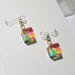 オパール入り虹色レジンキューブのノンホールピアス　スクエア　揺れる　オレンジ　青　緑　目立つ　イヤリング　レインボー