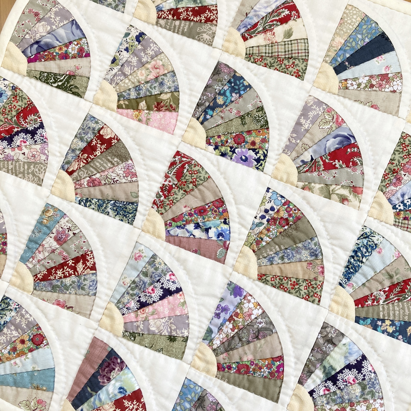 ハンドメイド　パッチワークキルト　タペストリー ハンドメイド パッチワークキルト タペストリー - メルカリ