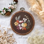 【秋の刺繡フレーム茶】お誕生日プレゼントや大切な方への贈り物に。オイルパステルで描いた手作りのカード付き。おうち時間を優しく彩る刺繍インテリア。