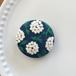 刺繍くるみボタン（ヘアゴム/ブローチ）