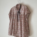 『SALE』❁リバティ〈　Neon Liberty ネオンリバティ＜Libby＞(リビー)　〉生地のフリル衿ブラウス