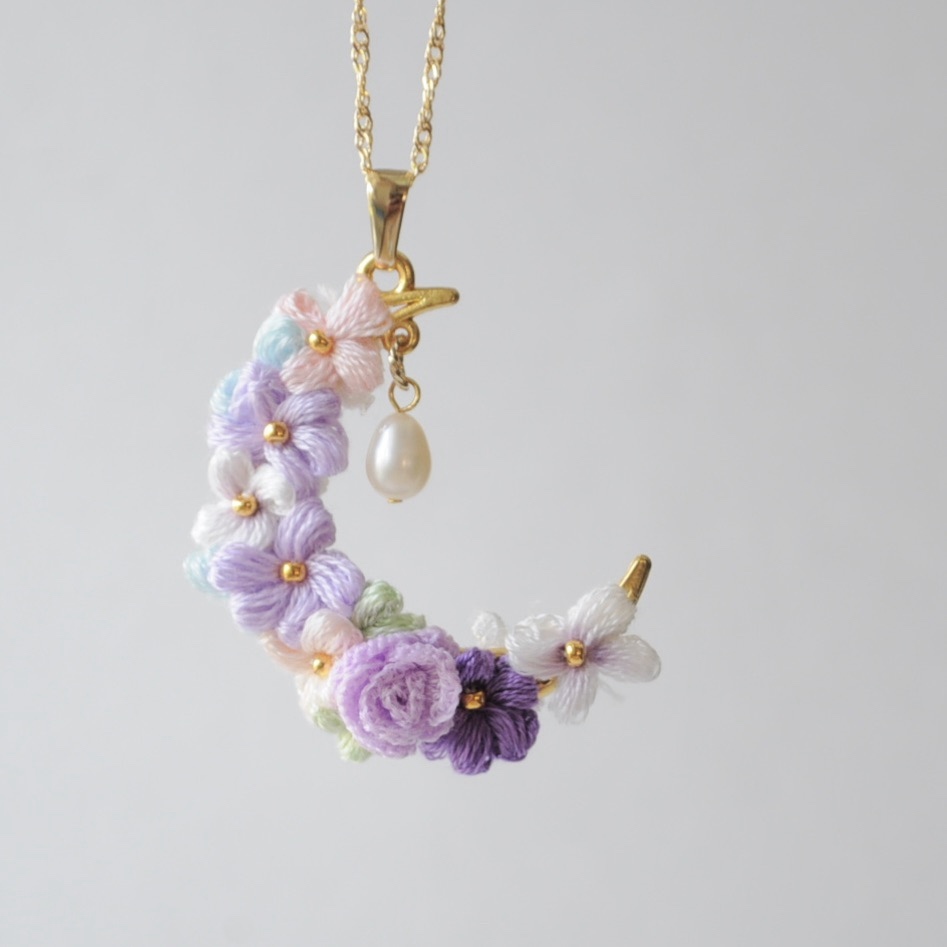 紫と金の花モチーフのアクセサリーセット お花のムーンネックレスとイヤーアクセサリーセット＊『ラプンツェル