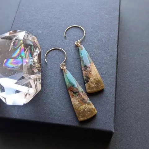 beach オパライズドウッド ジルコン エメラルド ピアス - メルカリ