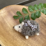 ハリネズミさんリボンブローチ