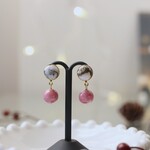＊大人ローズピンク色のロードナイトと上品な色合いのコッパーピンクオパールのスタッドピアス＊イヤリングに変更可能＊サージカルステンレス＊10月の誕生石