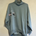 ネコ柄　レディース裏起毛タートルネックトレーナー【M～4L】大きいサイズあり