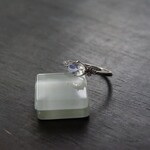 ロイヤルブルームーンストーン（ペリステライト）　ホリゾンタル　ミルフレーム３CZリング　SILVER925　