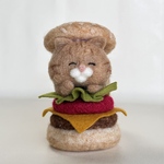 羊毛フェルト　ハンバーガーに挟まれてみました。　茶トラ猫