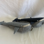 ブルーのクジラポーチ