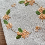 単行本サイズ・秋に咲く花 キンモクセイ刺繍のブックカバー