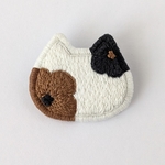 刺繍ブローチ✽はなまる（みけＡ）