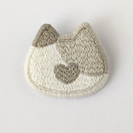 刺繍ブローチ✽にゃちゅらる（みけハート）