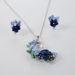  お花のムーンネックレスとイヤーアクセサリーのセット＊　青い薔薇＊　刺繍が好きなあの方への贈り物　三日月　身体に優しい軽いアクセサリー　自分へのご褒美