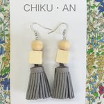 木とタッセルのピアス（グレー）