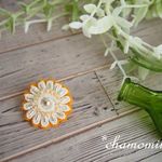 お花モチーフとビーズのミニブローチ（からし）