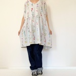 【期間限定★50％OFF】刺繍調　ナチュラル押し花柄＊ゆったりチュニックワンピース＊国産コットンリネン＊綿麻＊アイスグレー
