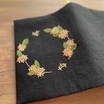 単行本サイズ・秋に咲く花 キンモクセイ刺繍のブックカバー