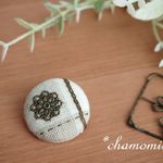 リネンとスチールパーツの刺繍ブローチ・a