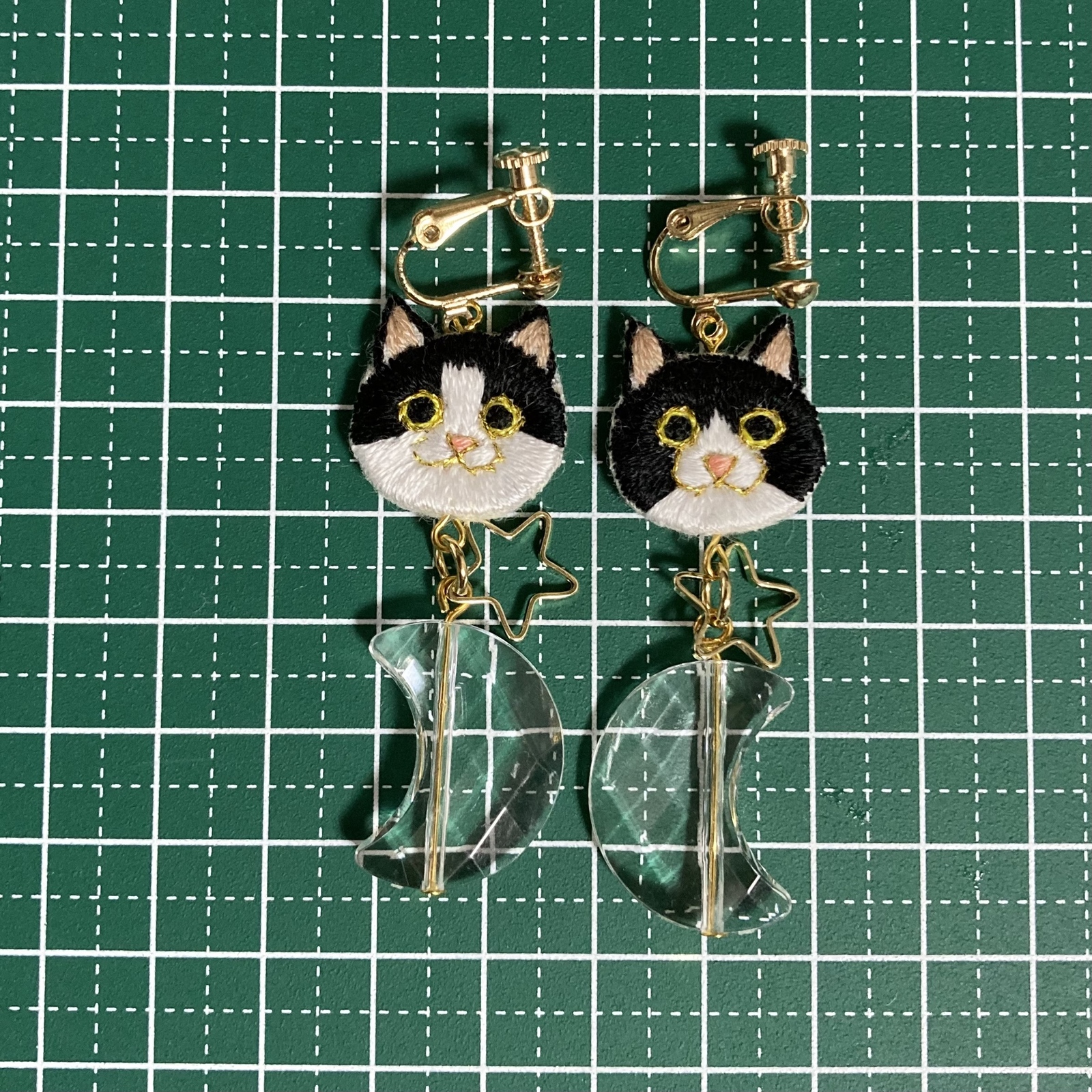 三日月と星とはちわれ黒白猫の刺繍 ピアスorイヤリング ハンドメイド