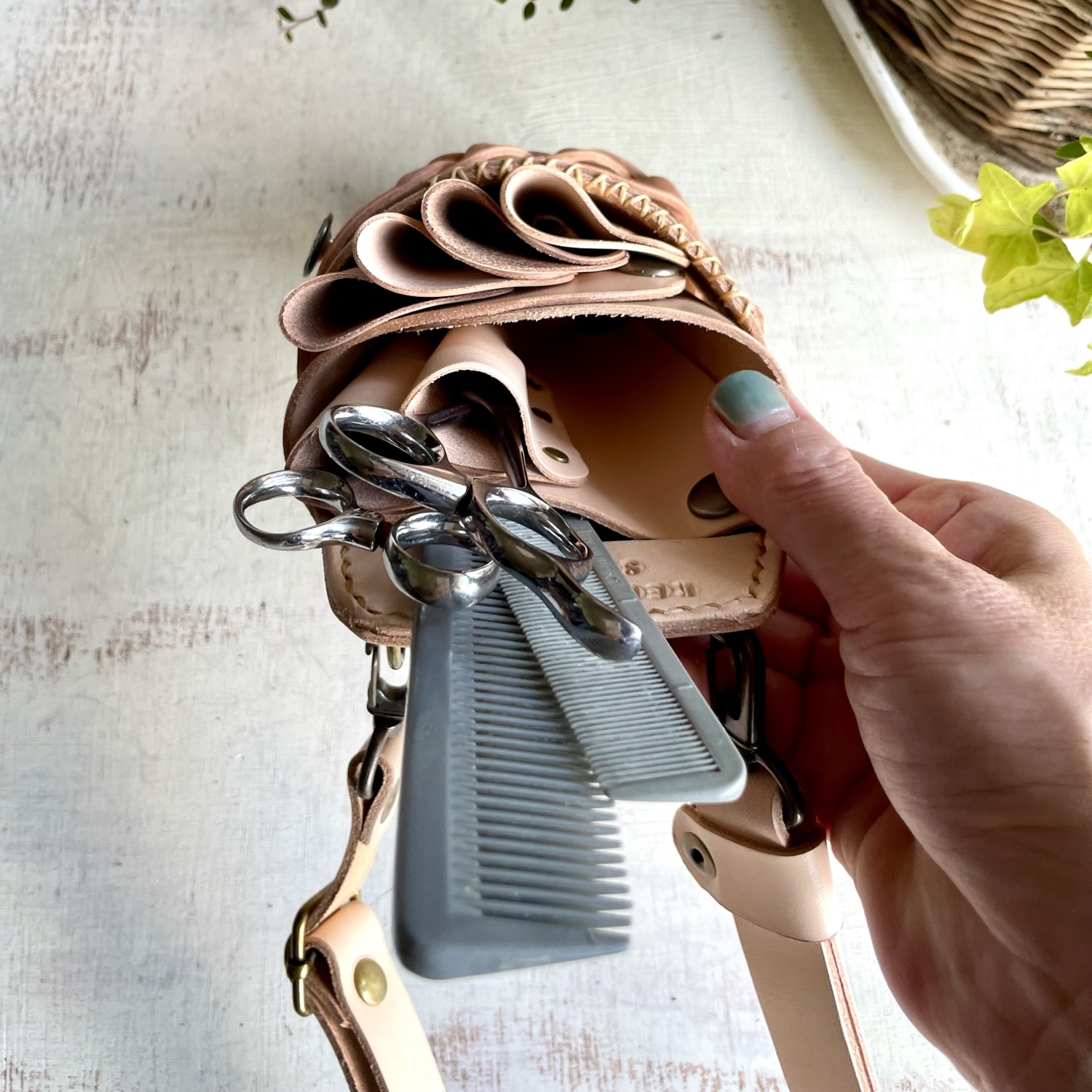 ヌメ革ナチュラル、ローズ型押しベージュのシザーケース ヌメ革ナチュラル、ローズ型押しベージュのシザーケース