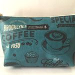 おしゃれブルックリンカフェ　ラミネートポーチ　ブルー