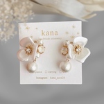 上品なお花 ビジューと パール が揺れる   ピアス　イヤリング　金属アレルギー対応【ブライダル 披露宴 花嫁 ウエディング  前撮り 二次会 オケージョン　フラワー 大ぶり 挙式 ドレス】