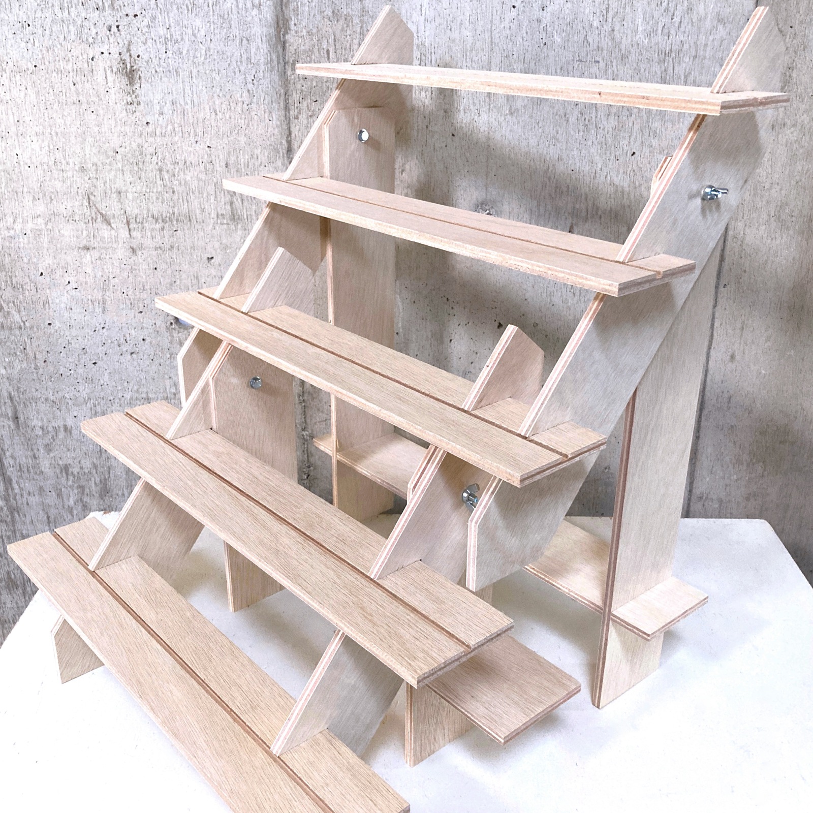 什器 ひな壇5段/背面1段/50幅/溝入/普通合板〈上質材〉 溝レール付き