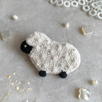 ひつじさんの刺繍ブローチ(白)