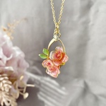 色が変わる薔薇咲くネックレス ٭❀* 華奢で軽やか・上品 華やか 透明感 ワンポイント 秋冬コーデ
