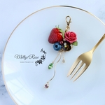 煌めき揺れるBerryRoseバッグチャーム