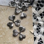 【2個】25mm/シルバー/フラワーパーツ