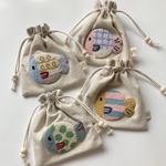 おさかな　巾着袋　巾着ポーチ　刺繍　魚柄　魚モチーフ　カラフル　海の生き物　夏　ギフト　プレゼント　メイクポーチ　パンチニードル