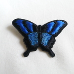 青と水色のアゲハ蝶刺繍のブローチ