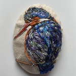 くるみボタン　鳥刺繍　ブローチ