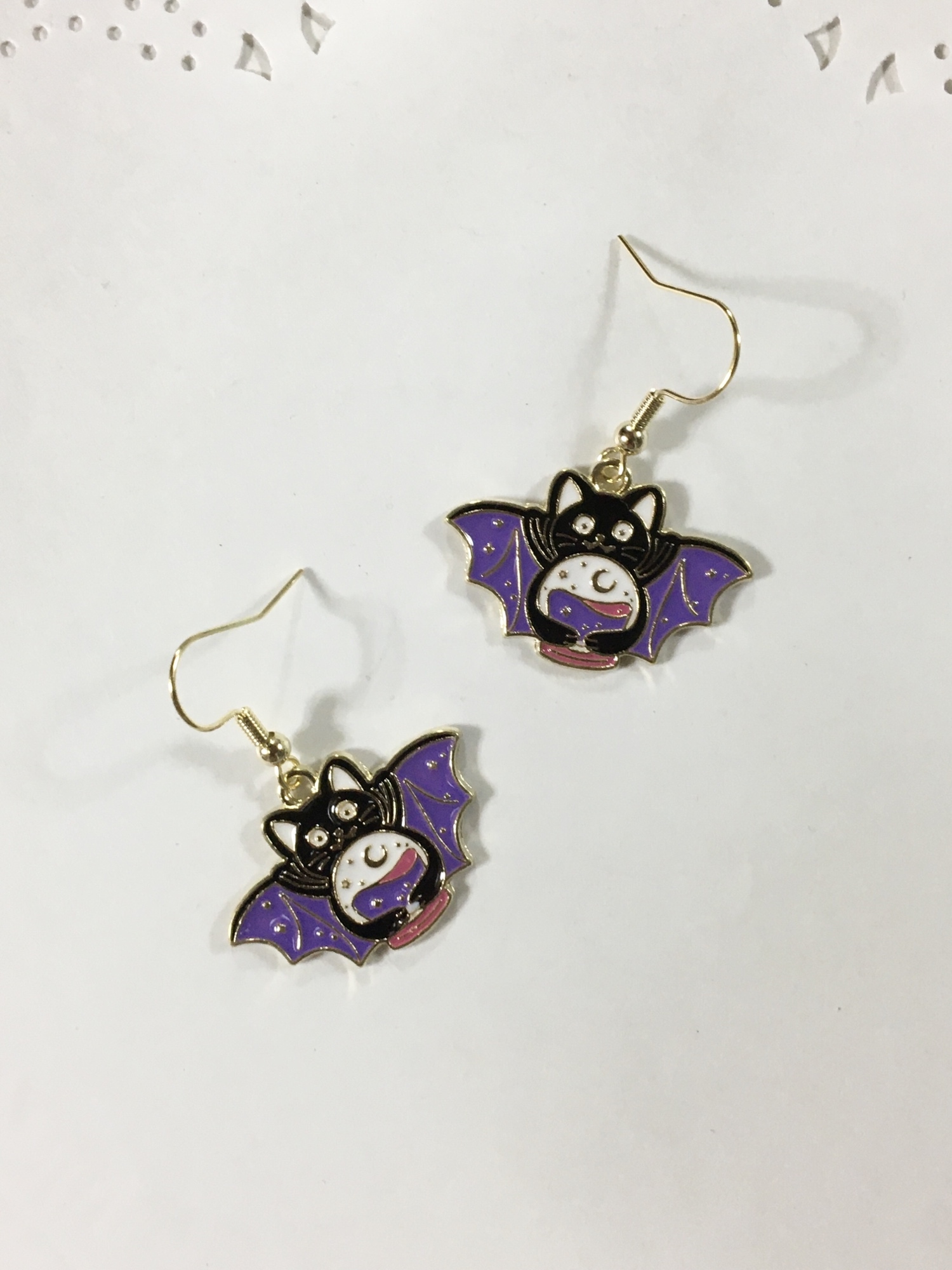 ☆コウモリとハロウィン猫ちゃんピアス☆ 再販3〉🎃ハロウィン🎃 可愛コウモリ猫ちゃん ピアス - あい🍀 | minne