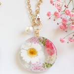 お花のバッグチャーム　ピンク　丸型　レジン