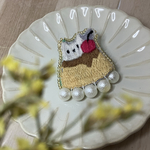 ねこねこプリンの刺繍ブローチ