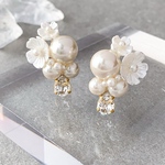 パールホワイトの花束ピアス【B】/イヤリング＜結婚式 七五三 卒業式 入学式 フォーマル【金属アレルギー対応】