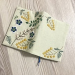 手刺繍の温もりブックカバー - 読書時間を特別に＊春の庭　文庫　ほぼ日手帳