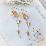 金木犀とひらひら蝶のスイングピアス(チタン/イヤリング/ノンホールピアス) オレンジ×イエロー ：ゆらゆら 揺れる 