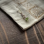 天然石ビーズのマクラメイヤーカフ(ペリドット)