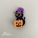 ハロウィン・黒猫と魔女の帽子のジャックオランタン手刺繍ブローチ