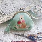 ＊手刺繍がま口コインケース＊りんごを持つウサギさん