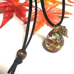 紅葉🍁がキラキラ卵型ペンダント
