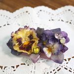 フリルパンジーと秋色アジサイのブローチ～小さな貴婦人～
