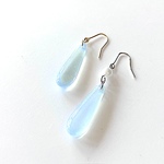 ラメ入り淡い水色のガラスドロップ　の　ピアス　（イヤリング可）　シンプル　透明感