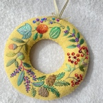 フェルトと刺繍の秋のリース2