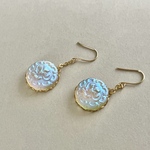フロストガラス小花のピアス　（チェコガラス）